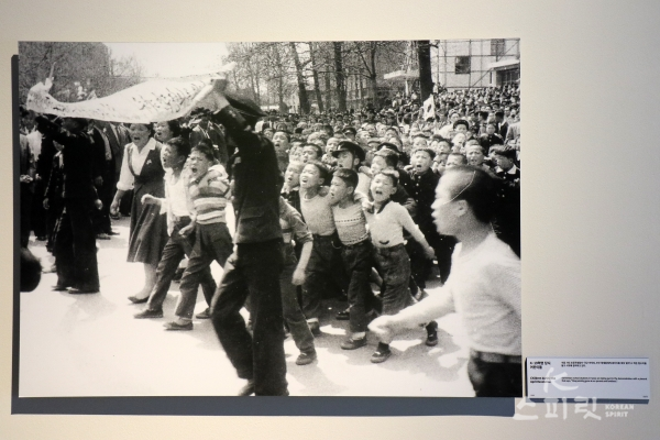 4.19 혁명 당시 어린이들. 정범태 (1960)  [사진=김경아 기자]