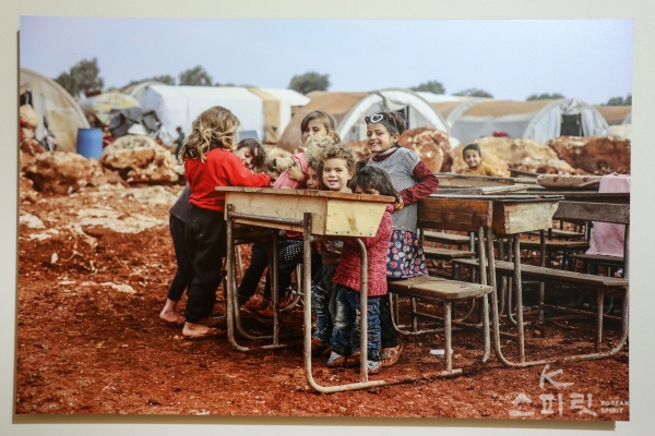 '시리아-터키 국경의 임시 천막 학교' UICEF (2019). 시리아-터키 국경에서 3km 떨어진 알카 마을에 최근 설치된 비공식 텐트촌의 어린이들 [사진=김경아 기자]