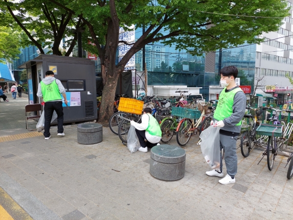 지구시민연합서울강남2지부 회원들이 4월 23일 서울 구로구 대림역 주변에서 쓰레기 줍기 플로깅을 하고 있다. [사진=신동호 기자]