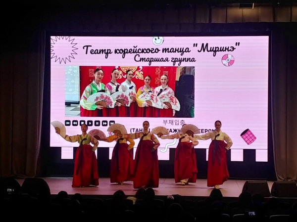 러시아 타타르스탄 카잔에서 4월 23일 열린  ‘한국의 날’ 행사에서 학생들이 부채춤을 선보였다. [사진=카잔연방대학교 한국학연구소 제공]
