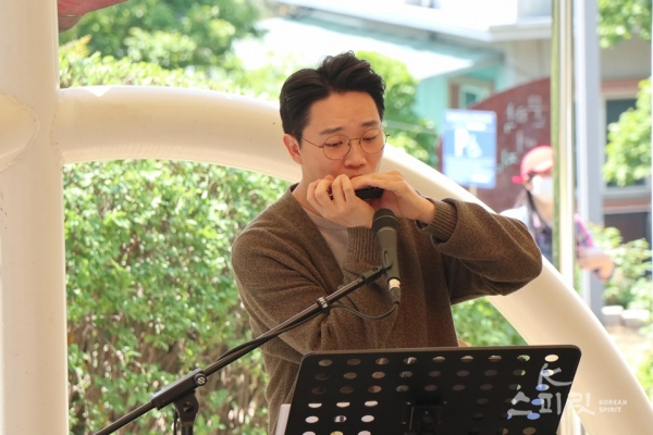북콘서트 진행을 맡은 하모니스트 박종성 씨가 아름다운 음악으로 작가들의 동시와 동화를 빛냈다. [사진=강나리 기자]