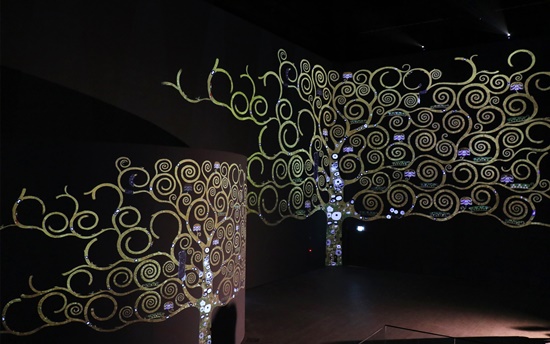 ‘빛의 시어터’는 관람객에게 작품과 음악에 둘러싸여 온전히 몰입하게 되는 독특한 예술적 경험을 선사한다. [사진 김경아 기자]