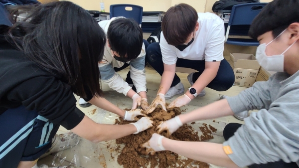 영림중학교 학생들이 친환경 EM흙공을 만들고 있다. [사진 신동호 기자]