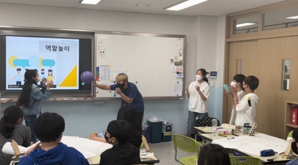 6월 7일 서울 마포구 연가초등학교에서 학생들이 직접 겪은 차별 받은 상황들을 상황극으로 표현하고 있다. [사진 제공 한국청소년재단]