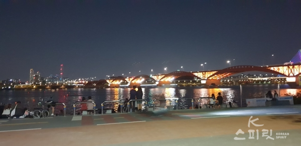 시원한 바람과 빛으로 아름다운 한강의 밤을 즐기는 시민들. [사진 강나리 기자]