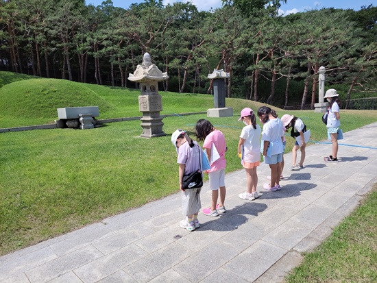 6월 11일(토) 현충시설 탐방에 참가한 학생들이 김구 선생 묘소에서 참배를 했다. [사진 제공 (사)우리역사바로알기]