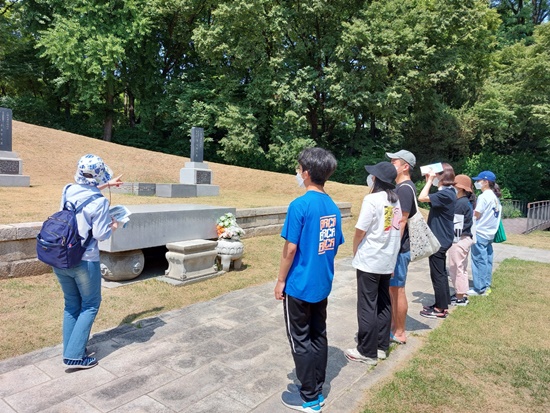 효창공원 현충시설탐방에 참가한 학생들이 삼의사묘에 관한 해설을 듣고 있다. [사진 제공 (사)우리역사바로알기]