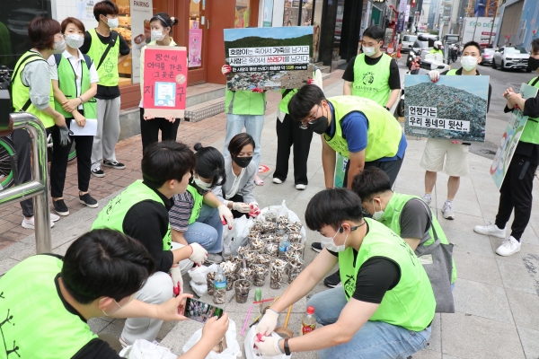 지난 6월 18일 서울 강남역 인근에서 실시한 담배꽁초 어택 플로깅. 지구시민연합 청년단체인 지지배 회원들이 강남역 주변에서 담배꽁초를 수거했다. [사진 지구시민연합]