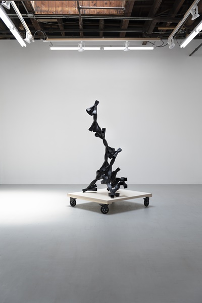 14 Commitments, black-brown tar, polyamide, polyester resin, poly epoxy resin, steel, brass, plywood, 175x99x99cm (with original pedestal),  2022. [사진 분더샵]