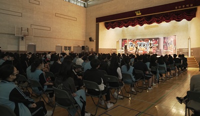 세종문화공작소가 학교로 찾아가는 공연으로 광주 경안중학교를 방문하여 청소년 뮤지컬 ‘버디버디’를 공연했다. [사진 세종문화공작소]