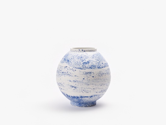 BLUE MOON JAR XVII, 2022, 백자토, 36×35cm. [사진 한국공예디자인문화진흥원]