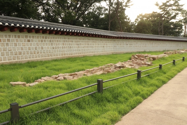 북신문 서쪽 언덕에서 발견된 종묘 북쪽 담장의 기초로 추정되는 흔적.