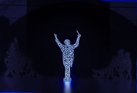 오케스트라를 지휘하는 파바로티 (Pavarotti), 루미너스 조각, 알루미늄과 LED 튜브, 2020, 미라빌리 소장 [사진 서울디자인재단]