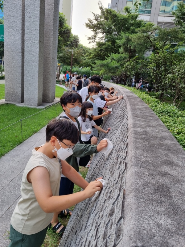경찰기념공원 명패를 닦는 어린이들. [사진 (사)우리역사바로알기]