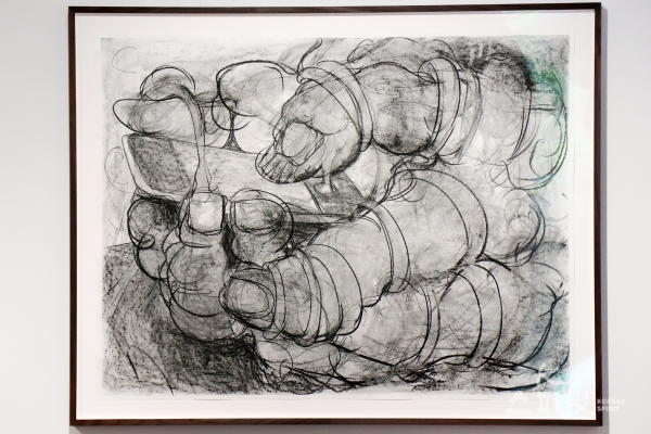 Untitled, 2022, Charcoal on paper, 100x300cm, No.83398 [사진 김경아 기자]