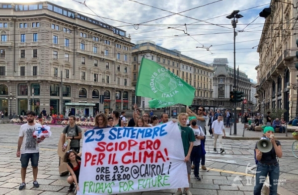 지난 18일 이탈리아 밀라노에서 9월 23일 글로벌 기후파업을 알리는 청년들. [사진 Fridays for Future International 페이스북]