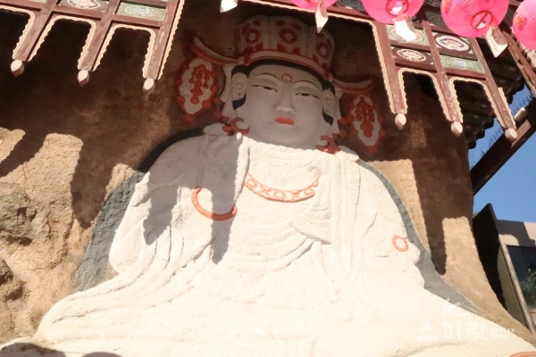 12~13세기 고려 후기 양식의 단아하고 아름다운 옥천암 마애보살좌상. 보도각 백불, 불암 등으로 불렸으며 조개껍데기 등을 갈아 만든 하얀 호분을 칠해 독특하다. [사진 강나리 기자]