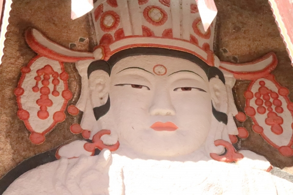 둥그스름하면서도 갸름한 얼굴 선, 반개한 깊은 눈, 건장하면서도 우아한 선이 돋보이는 마애불이다. [사진 강나리 기자]