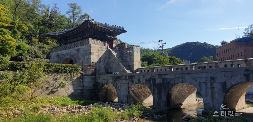 홍제천길 끝자락에 있는 홍지문. [사진 강나리 기자]