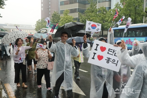 궂은 비가 내리는 가운데서도 광화문에서 종각까지 행진하는 외국인들. [사진 강나리 기자]