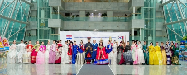 한문화진흥협회는 10월 6일 한국·크로아티아 수교 30주년과 크로아티아 의회의 날을 기념해 한복 패션쇼를 국회의사당에서 개최했다. [사진 한문화진흥협회]