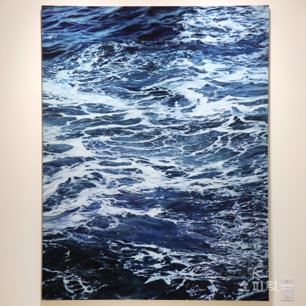 곽민정, 망망茫茫-시리즈2-바다, 2021, Oil on Canvas, 145.5x112.1cm [사진 김경아 기자]
