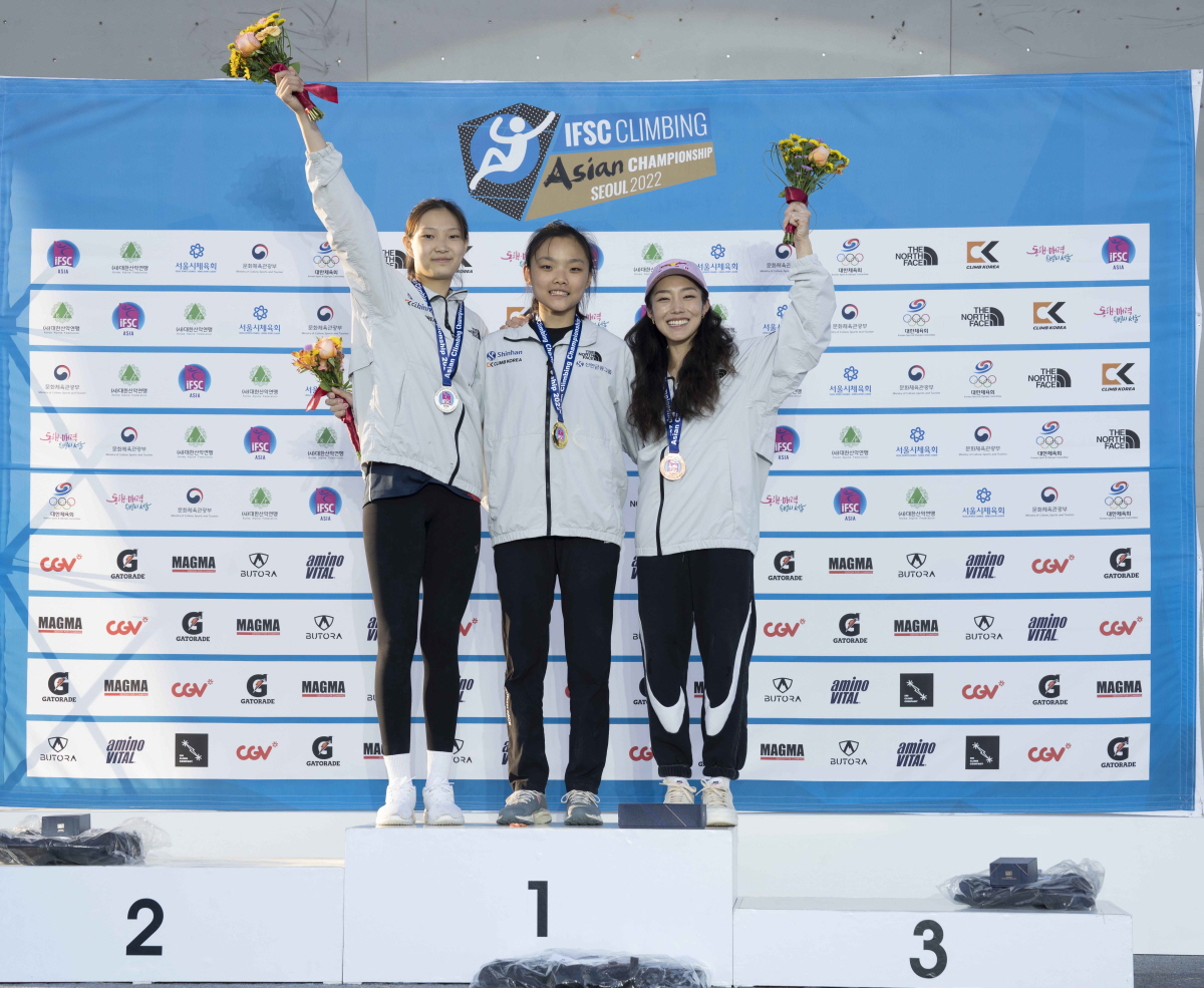 '2022 IFSC 서울 스포츠클라이밍 아시아선수권 대회' 시상식. 왼쪽부터 오가영, 서채현, 김자인 선수. [사진 대한산악연맹]