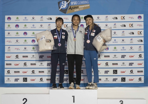 2022 IFSC 서울 스포츠클라이밍 아시아선수권대회 시상식 장면. 가운데가 서채현 선수. [사진 대한산악연맹]