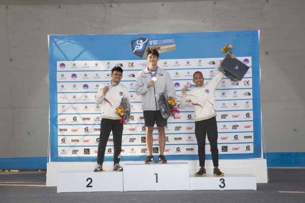2022 IFSC 서울 스포츠클라이밍 아시아선수권대회 스피드 부문 시상식 장면. 왼쪽부터 베데리크 레오나르도 선수, 이승범 선수, 아스파르 선수. [사진 대한산악연맹]