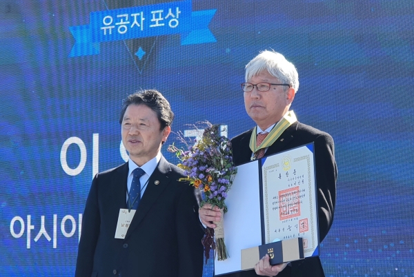 아시아산악연맹 이인정 회장(사진 오른쪽)이 2022년 제21회 산의날 기념식에서 국민훈장 모란장을 받았다. [사진 대한산악연맹]