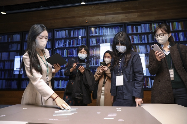 2022 해외 한국학 사서 워크숍에 참석한 사서들이 국립중앙도서관 ‘실감서재’를 관람하고 있다. [사진 국립중앙도서관]