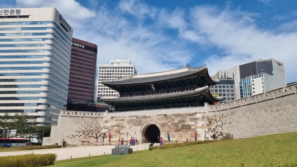 10월 22일부터 11월 19일까지 매주 토요일 2시와 3시 2차례에 걸쳐 숭례문의 건축적 아름다움과 의미, 역사를 해설사가 들려주는 '숭례문 역사이야기' 프로그램이 무료로 진행된다. [사진 문화재청]