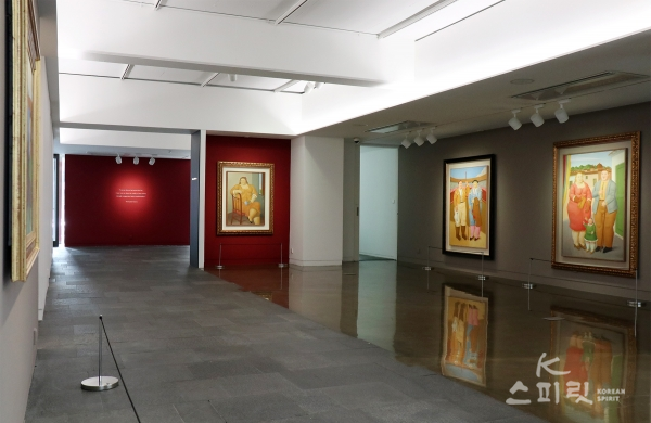 청담동 노블레스 컬렉션에서 12월 9일까지 페르난도 보테로의 개인전 《Volume》 개최 [사진 김경아 기자]