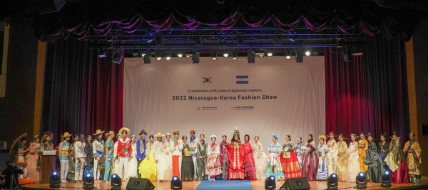 주한 니카라과 대사관과 한문화진흥협회는 “대한민국-니카라과 수교 60주년 기념 전통의상 패션쇼”를 11월 15일 개최했다. [사진 한문화진흥협회]