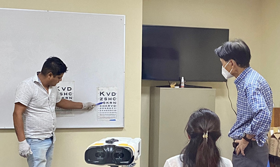재멕시코 한인회(회장 엄기웅)는 한인동포를 대상으로 무료 검안을 하고 맞춤 안경을 제공했다. [사진 재멕시코 한인회]