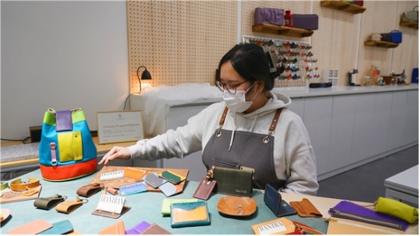가죽 공방의 김혜원 작가[이미지 한국잡월드]