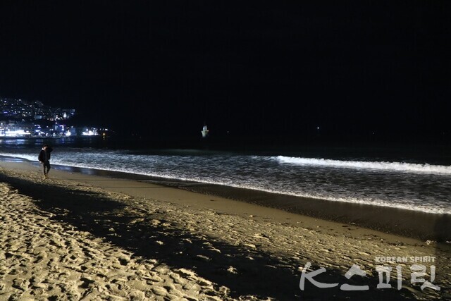한밤중 겨울 해운대해수욕장. 사진 강나리 기자