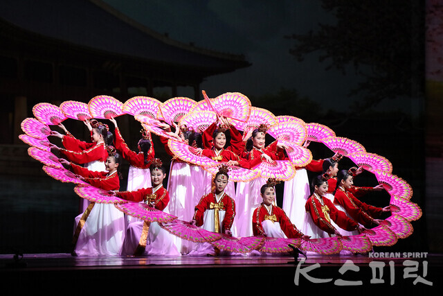 리틀엔젤스예술단 창단 60주년 기념공연 '천사들의 비상' 부채춤 [사진 김경아 기자]