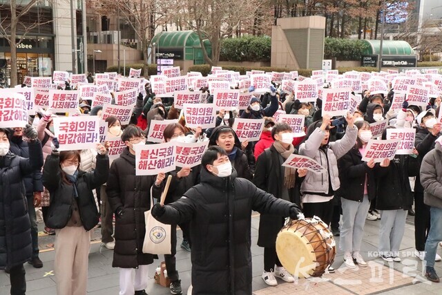 '나라사랑 청년정치TV'는 4일 오후 2시 서울 청계광장에서 '국회의원 평가위원회 청년 추진대회'를 개최해 1,000여 명의 청년들이 참여했다. 사진 강나리 기자