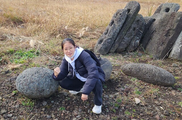 벤자민인성영재학교에서 지난 11월 15일부터 24일 제주에서 개최한 '지구시민 글로벌리더십 캠프'에 참가한 김시은 학생. 돌문화공원에서 자신과 닮은 돌을 찾았다. 사진 본인 제공