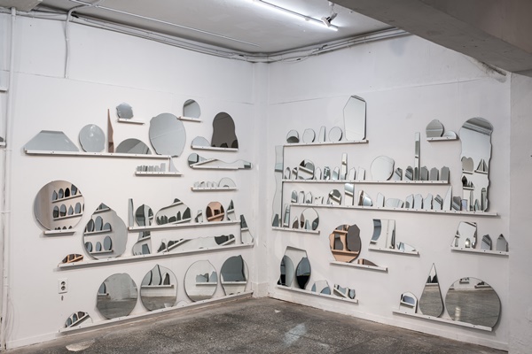 최성균 작가 개인전 "거울집" 전시 모습 ⓒ2022.Sungkyun Choi [사진 space xx]