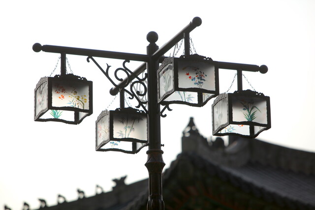 '사각유리등'은 효명세자가 시작한 궁중 밤 연희의 상징으로 아름다운 꽃 문양을 그린 유리로 사방을 두른 등이다. 사진 문화재청