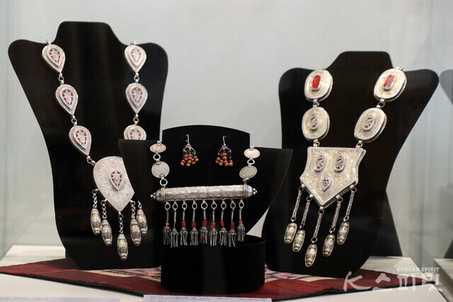 (왼쪽부터) 가슴 장식 '알카(Alqa)', 부적 '아뮬렛'을 담는 케이스 '투마르샤(Tumarsha)', 가슴 꾸미개 '오니르지예크(Onirzhiek)', 20세기 [사진 김경아 기자]