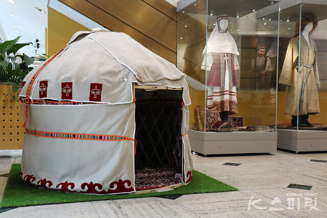 (왼쪽부터) 카자흐스탄 전통 주택 '유르타' 모형과 전통 여성복, 남성복 [사진 김경아 기자]