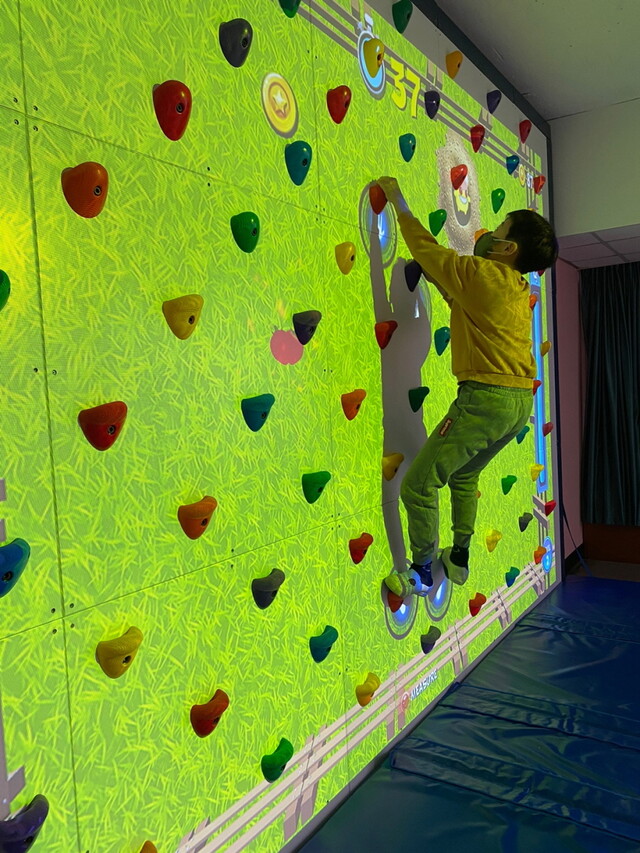 대한산악연맹은 대한체육회와 함께 서울지역 초등학생을 대상으로 ‘AR클라이밍’ 교육을 했다. [사진 대한산악연맹]