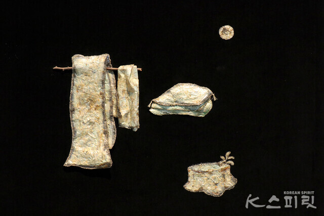 김상미, 삶의 원단_2 Fabric of life_2, anchovy scales, 53x46cm, 2021. signed and dated on the reverse [사진 김경아 기자]