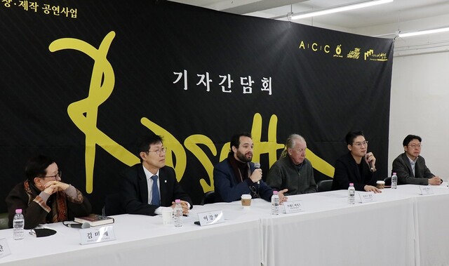 서울 영등포구 옐로밤 연습실에서 1월 6일 열린 연극 '로제타' 기자간담회에서 미국 리빙 시어터 대표 브래드 버시스가  작품에 관해 이야기를 하고 있다. [사진 김경아 기자]