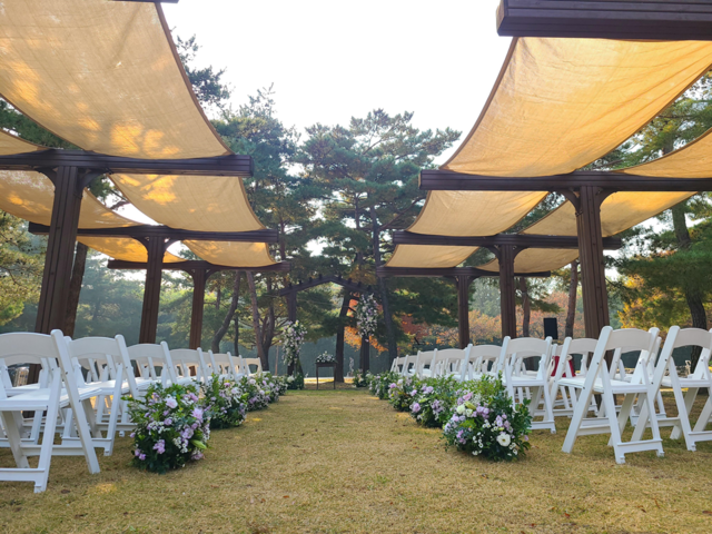 서울시 서부공원여가센터는 1월 6일부터 10월 13일까지 서울 월드컵공원 평화공원에서 진행하는 친환경 작은 야외결혼식을 원하는 예비부부의 신청을 접수받는다. 사진 서울시.