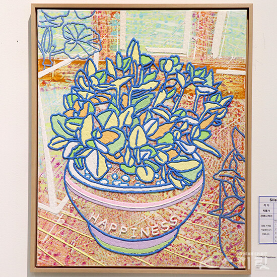 홍경희, 'Pot Plant-Happiness', acrylic on canvas, 65.1x53cm, 2022 [사진 김경아 기자]