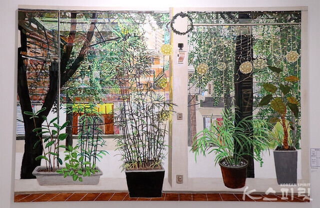 김보연, '환상정원_Window2', Acrylic on wood_석채, 130x194cm, 2022 [사진 김경아 기자]